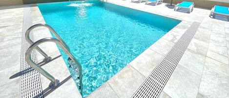 Een seizoensgebonden buitenzwembad