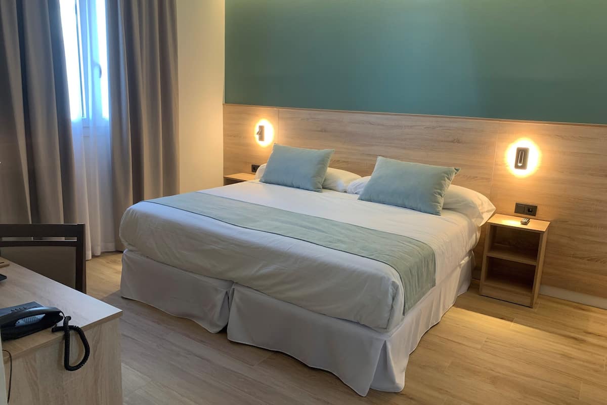 superior double or twin room | down duvets, minibar, desk, blackout curtains