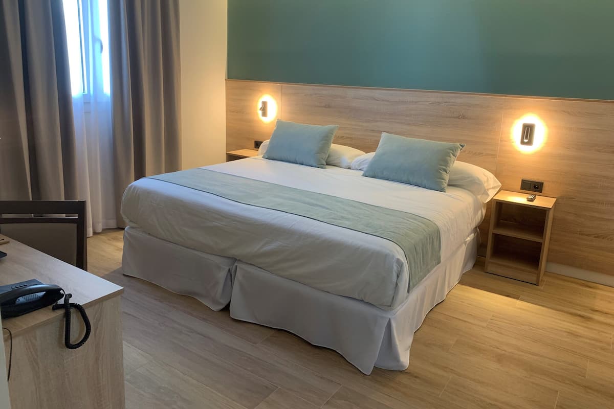 Superior Double or Twin Room | Gebar bulu kapas, bar mini, meja, langsir/tirai gelap terus