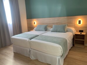 Daunenbettdecken, Minibar, Schreibtisch, Verdunkelungsvorhänge