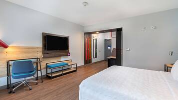 Chambre, 1 très grand lit, accessible aux personnes à mobilité réduite (Roll-In Shower) | Bureau, espace de travail pour ordinateur portable, rideaux occultants