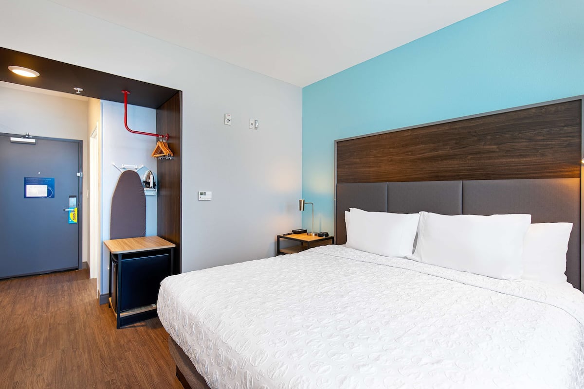 Kamer, 1 kingsize bed, toegankelijk voor mindervaliden (Hearing) | Een bureau, een laptopwerkplek, verduisterende gordijnen