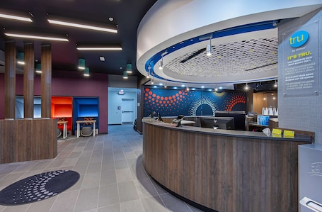Reception. Tru by Hilton University Medical Center