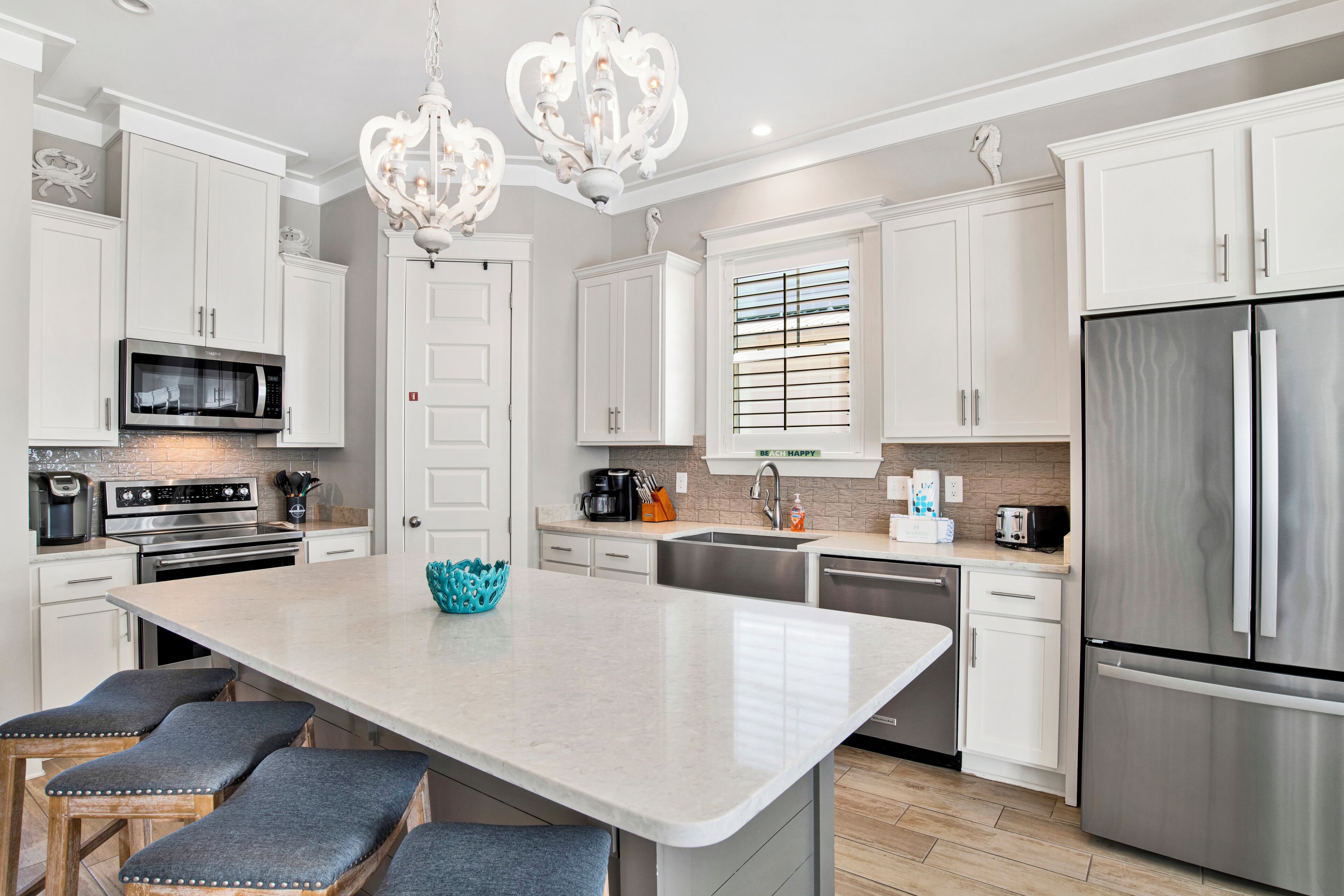 Microwave, oven, dishwasher, coffee/tea maker