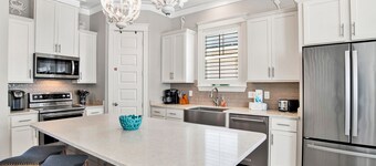 Salty Mermaid *Pet-Friendly, Pool, Beach Access*