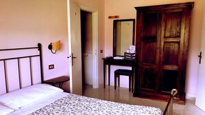 Economy Twin Room, Ensuite | Interior