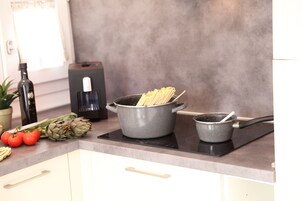 Mini-frigorifero, lavastoviglie, pentole/stoviglie/utensili