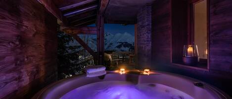 Un sauna, una bañera de hidromasaje