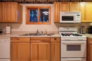 Fridge, spices - All Season Villa - Starved Rock area! (North Utica)