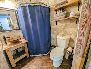 Douche, séchoir à cheveux, serviettes fournies, savon