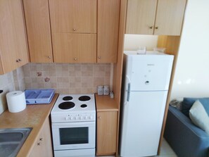 Kühlschrank, Ofen, Herdplatte, Wasserkocher