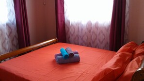 1 quarto, cofres nos quartos, ferros/tábuas de passar roupa