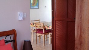 Una habitación de hotel con una cama, una silla, una mesa y un mapa en la pared.