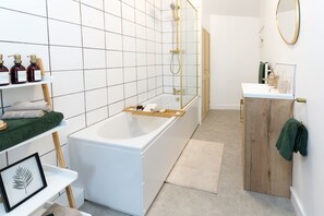 Deluxe House, Private Bathroom | Bathroom