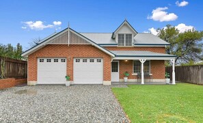 Exterior - Peel St | Large Family Home, Walk to CBD (Bathurst)