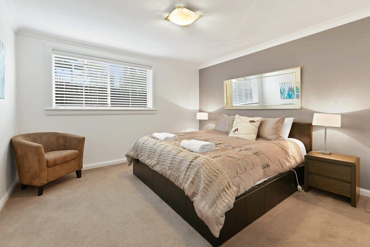 3 bedrooms, desk, iron/ironing board, travel cot