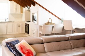 TV, offices - Peel St | Large Family Home, Walk to CBD (Bathurst)