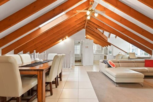 Peel St | Large Family Home, Walk to CBD