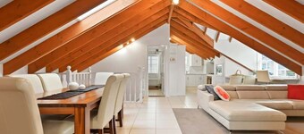 Peel St | Large Family Home, Walk to CBD