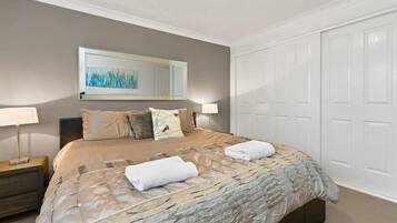 3 Schlafzimmer, Schreibtisch, Bügeleisen/Bügelbrett, Reisekinderbett