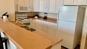 Coffee/tea maker, fridge, microwave, oven - Yoo Hoo! Great Branson resort family value package. 3BD/3BA sleeps 12. (Branson)