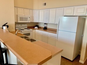 Frigorífico, microondas, horno y placa de cocina