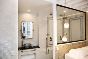 Suihku, hiustenkuivaaja, pyyhkeet