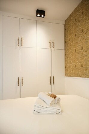 2 habitaciones, tabla de planchar con plancha, wifi y ropa de cama 