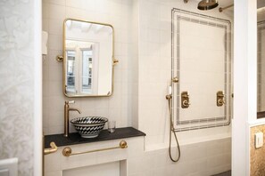 Een douche, een haardroger, handdoeken, shampoo