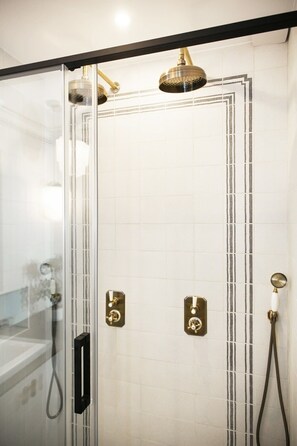 Een douche, een haardroger, handdoeken, shampoo