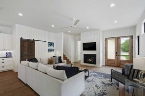 Televisión, chimenea, reproductor de DVD y libros 