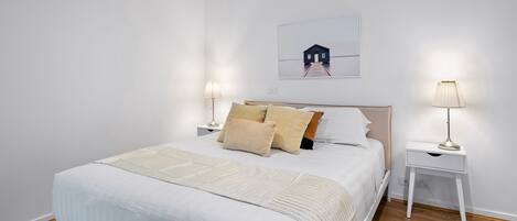 2 عدّة غرف نوم ومكواة/لوح كي وواي فاي وملاءات أسرّة