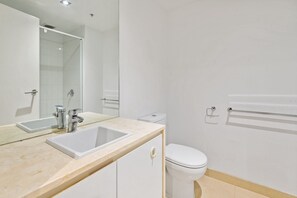 Douche, séchoir à cheveux, serviettes fournies