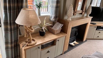 Smart TV, fireplace, stereo