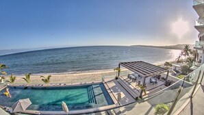 A rooftop pool with a view of the beach and ocean. - CDM 205: Beachfront 2BR w Pool, Gym & Ocean Views (Bucerías)