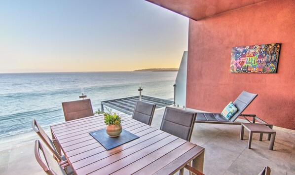 Outdoor dining - CDM 205: Beachfront 2BR w Pool, Gym & Ocean Views (Bucerías)