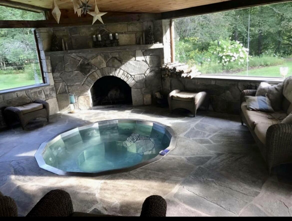 Indoor Hot Tub Room/10 Miles to Okemo