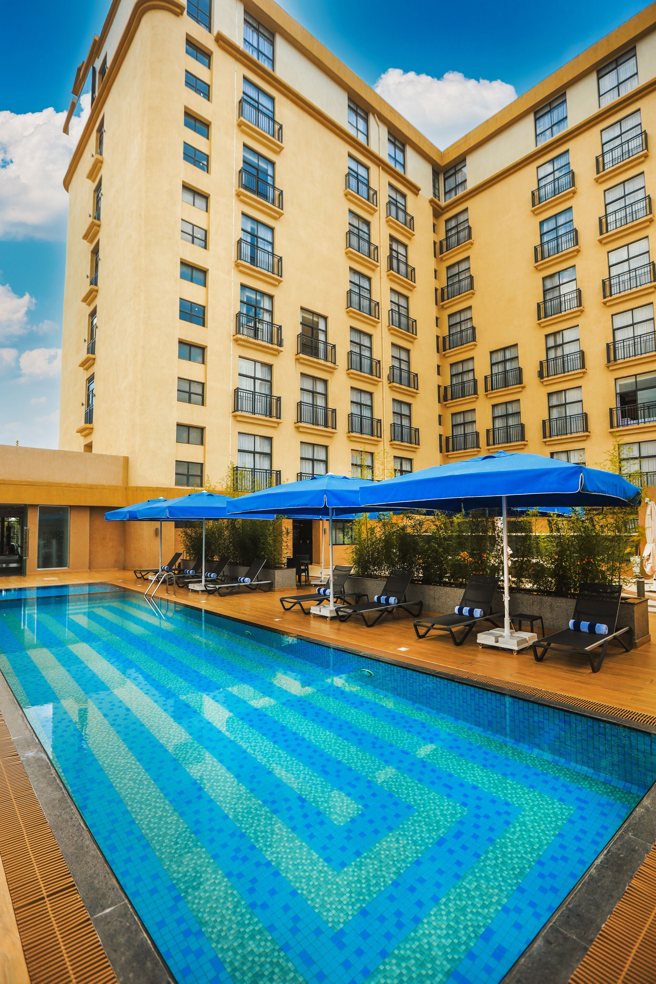 Una piscina al aire libre