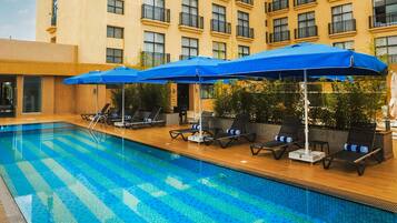 Una piscina al aire libre