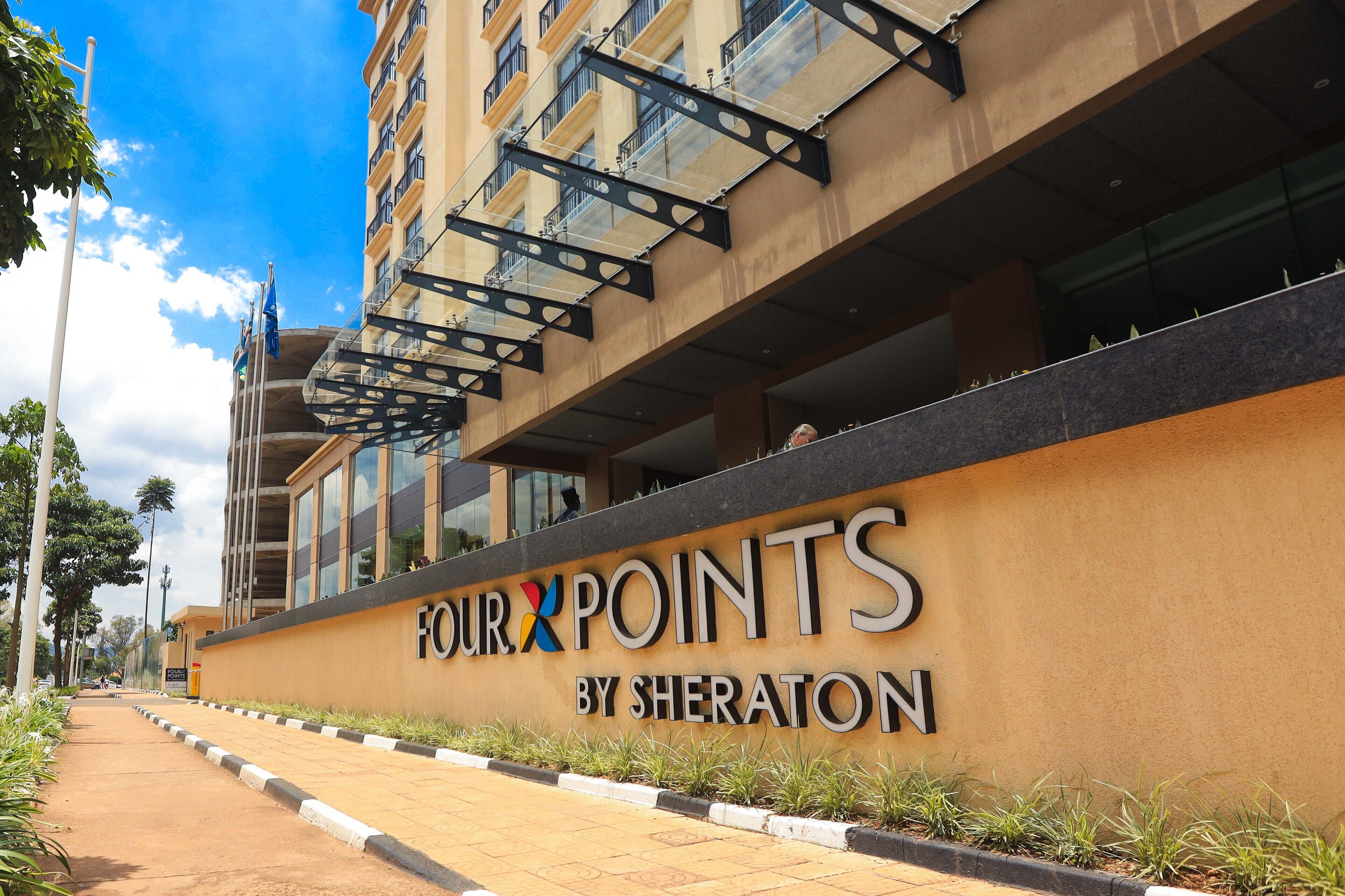 Een gebouw met een bord waarop staat 'Four Points by Sheraton'.