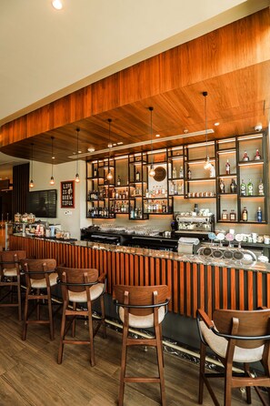 2 bares o lounges, bar en la azotea, bar de cervezas 