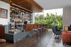 2 bares/lounges, bar na cobertura, cervejaria