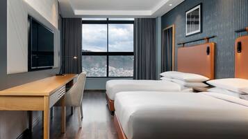 Huone, 2 parisänkyä | 1 makuuhuone, ylelliset vuodevaatteet, minibaari, tallelokero huoneessa