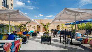 2 bares, 1 bar en la azotea y 1 bar de cervezas