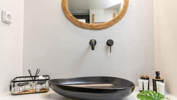 Combined shower/bathtub, hair dryer, bidet, towels