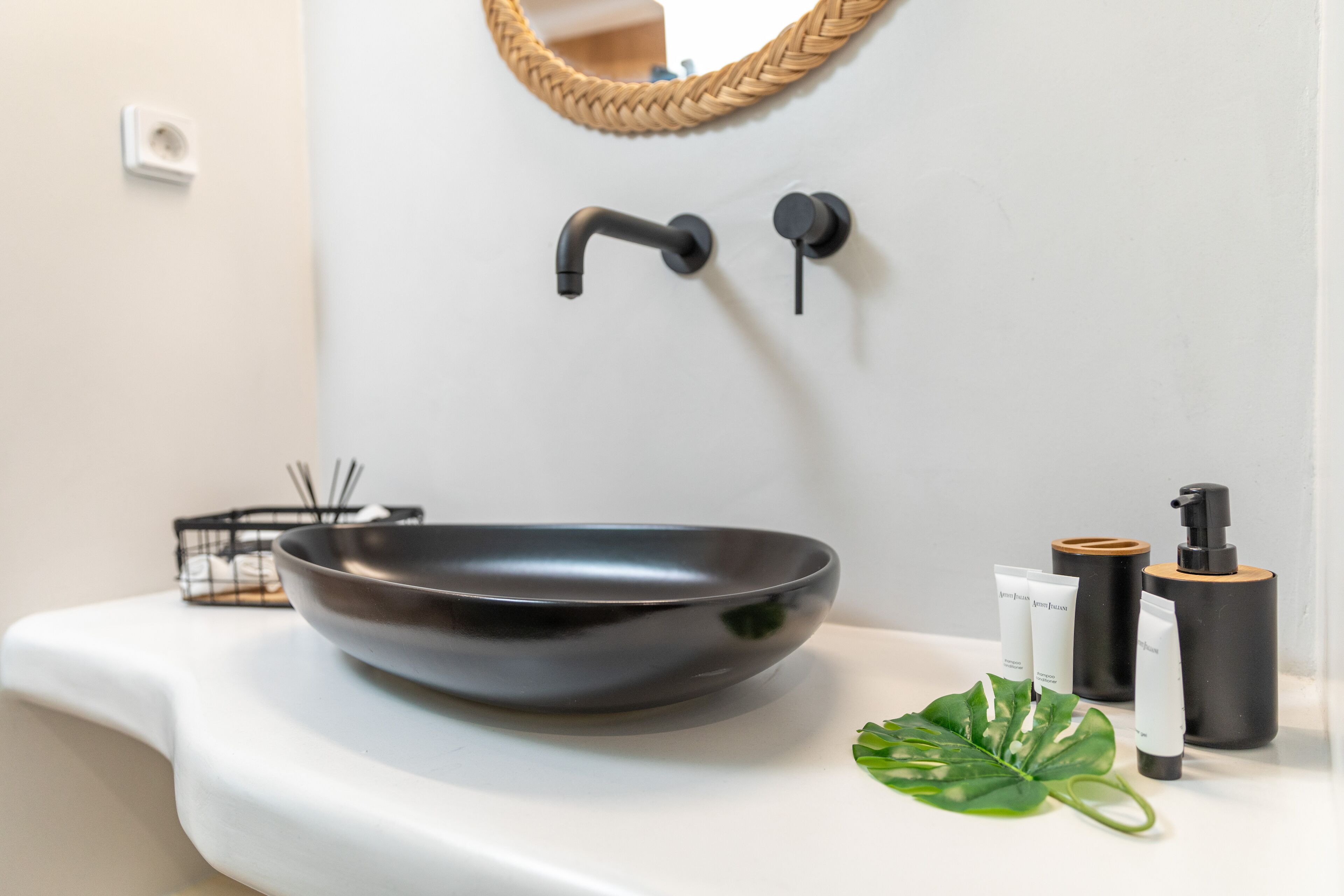 Bañera con ducha, secador de pelo, bidet, toallas