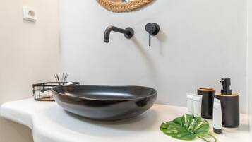 Combined shower/tub, hair dryer, bidet, towels