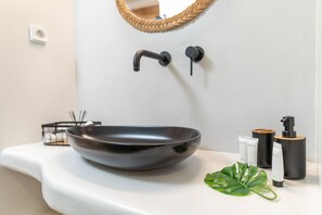 Kombinert dusj/badekar, hårføner, bidé og håndklær