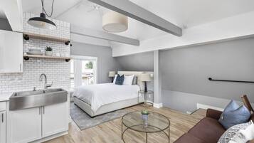 1 bedroom, desk, iron/ironing board, WiFi