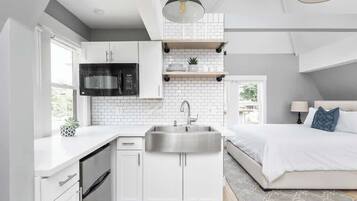 Frigorífico, microondas, horno y cafetera o tetera